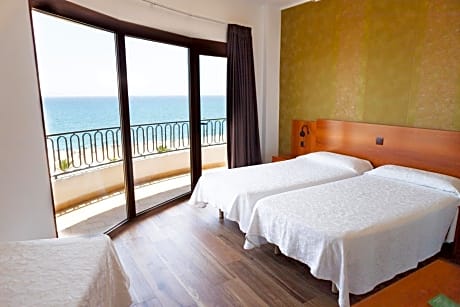 Triple Room with Front Sea View