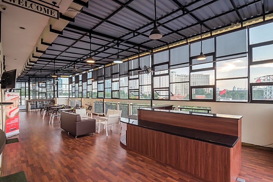 RedDoorz Plus near Semanggi