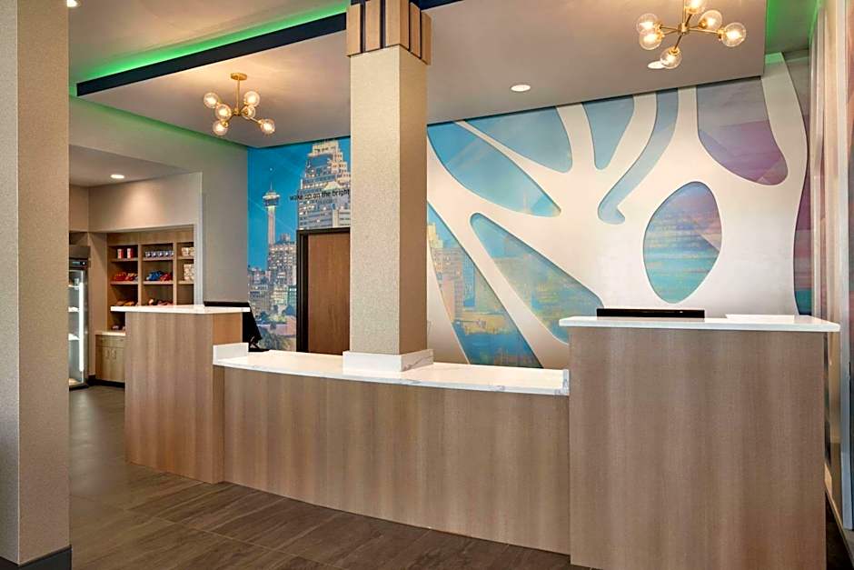La Quinta Inn & Suites by Wyndham San Antonio Seaworld LAFB