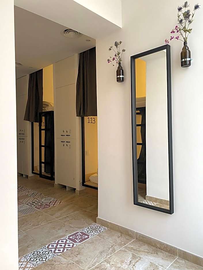 Hostel Numero Trece - Private Capsule Deds - Albergue Juvenil - FREE towels, coffee & tea, remote check-in