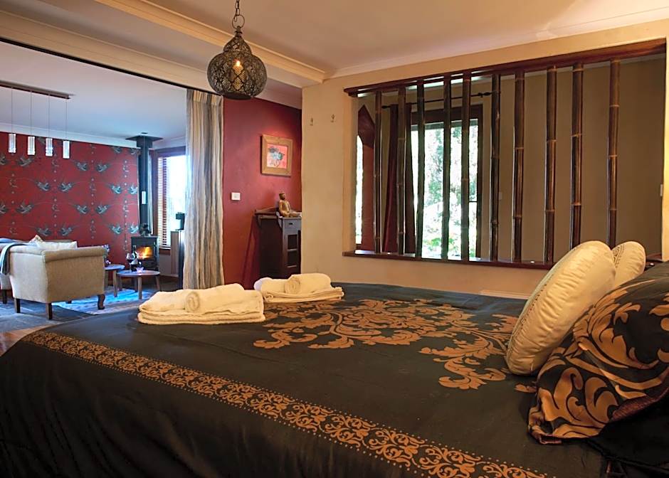 Tomah Retreat - Studio CHILL with fireplace and clawfoot bath