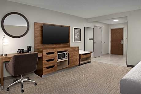 1 King Mobility/Hearing Access W/Tub Nonsmok