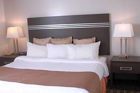 Deluxe Three Bedroom Suite - Non-Smoking