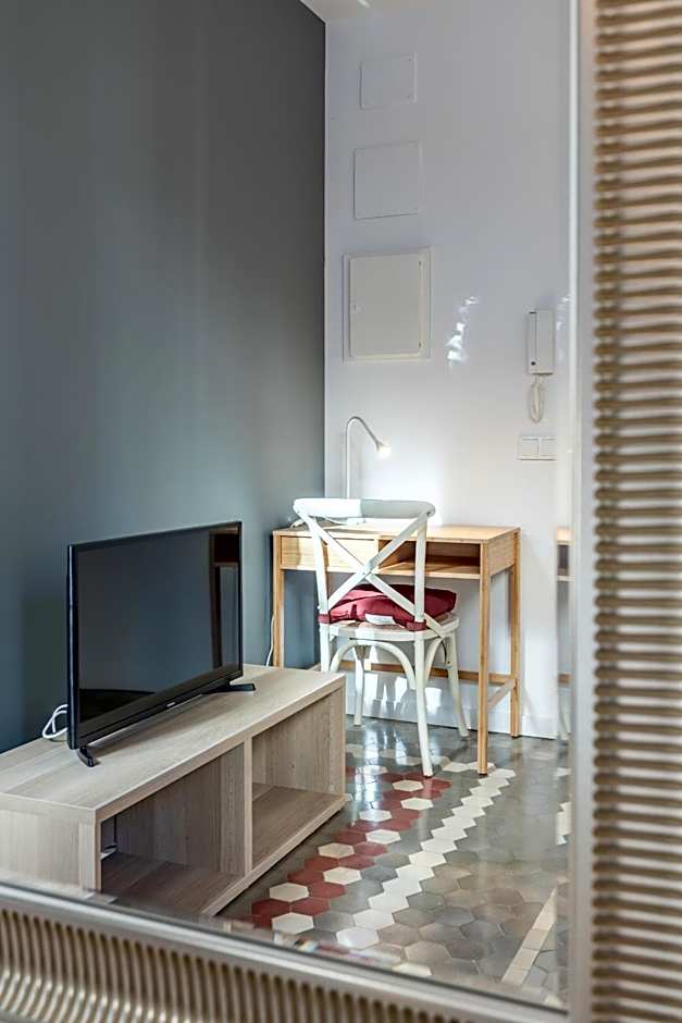 Apt with Antique Floor & lots of Sun Light