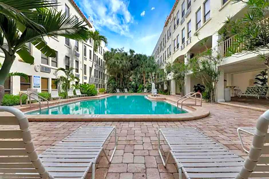 Palm Beach Paradise Walk to Beach Pool WiFi 86" TV WiFi