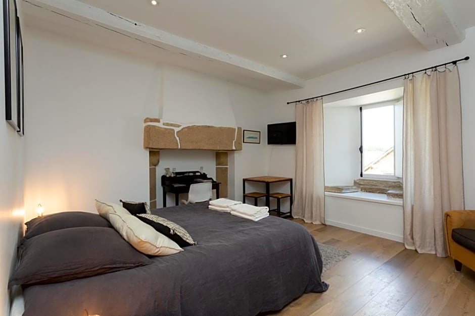 Manoir de la Nogrie - Chambre de charme avec accès privatif - Piscine chauffée sur domaine 5 étoiles à la campagne