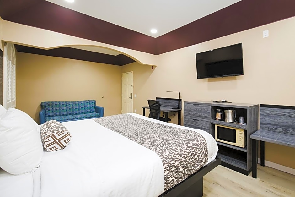 Sapphire Inn & Suites