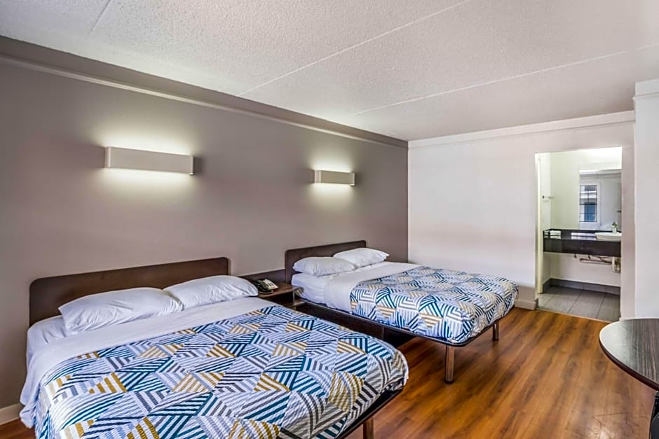 Motel 6 Dallas Market Center