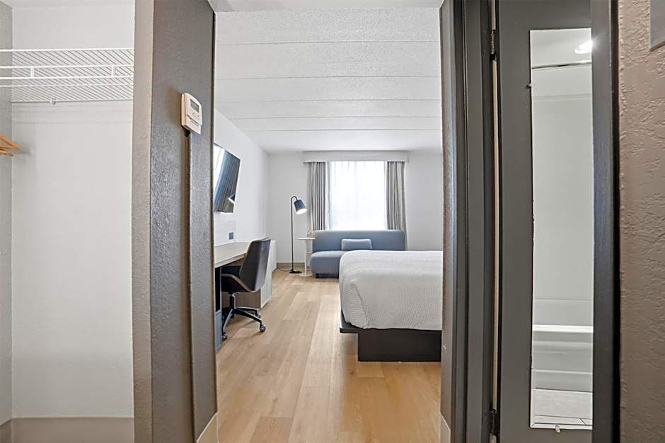 Seven Oaks Hotel Regina, SureStay Collection by Best Western