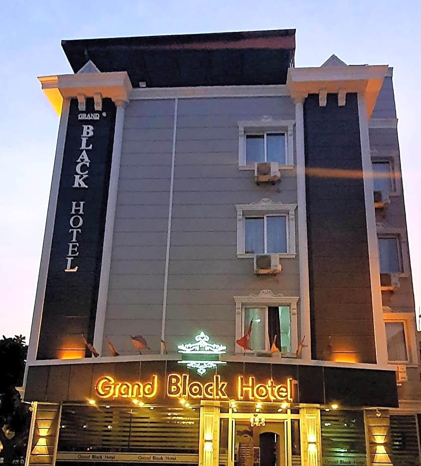 Grand Black Hotel