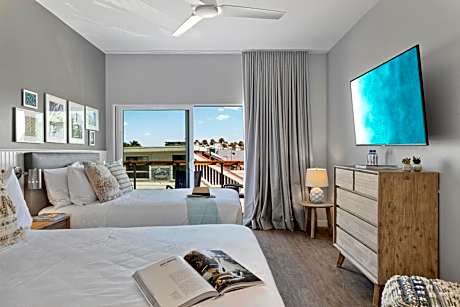 Quadruple Room with Balcony Side/Partial Ocean View