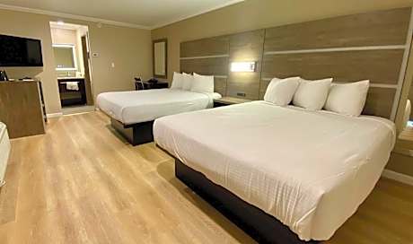 Queen Rooms with Two Queen Beds - Non-Smoking