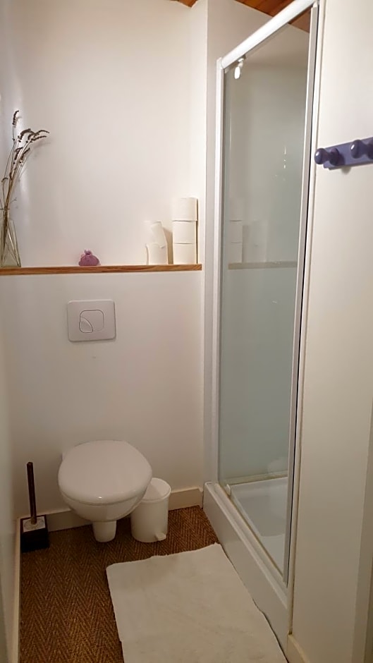 La Maison prés du ruisseau Chambre jaune