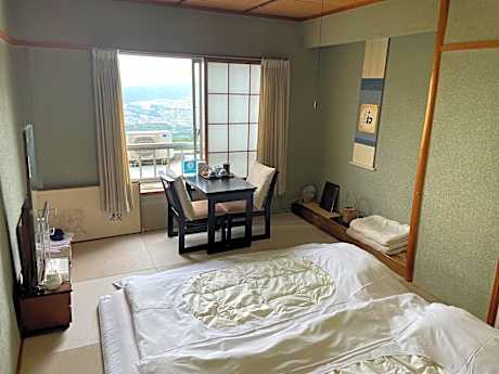 Standard Twin Room with Shared Bathroom