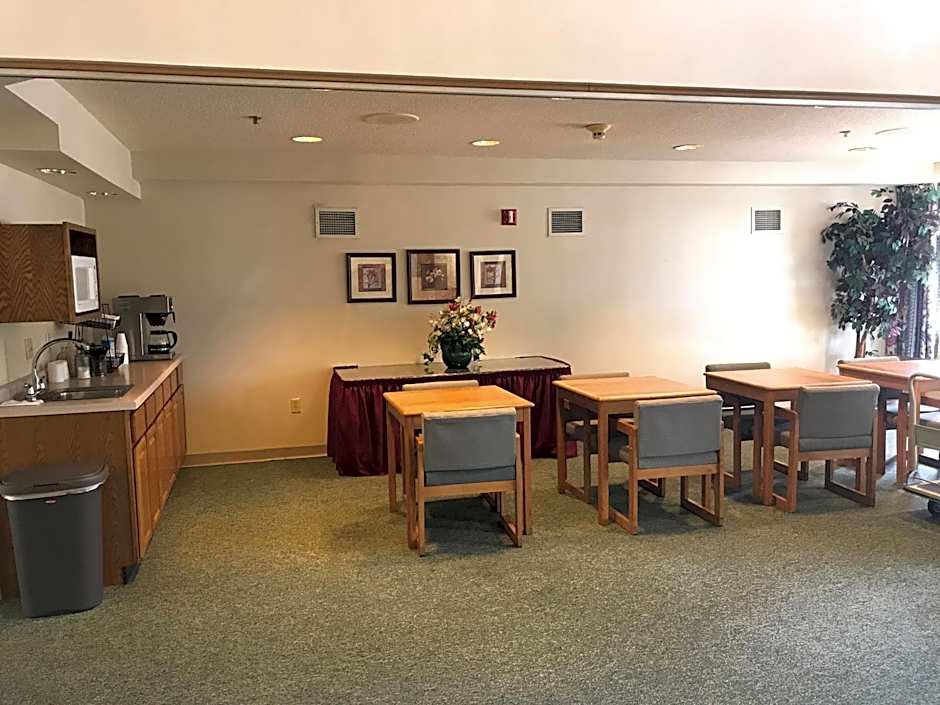 Econo Lodge Inn & Suites