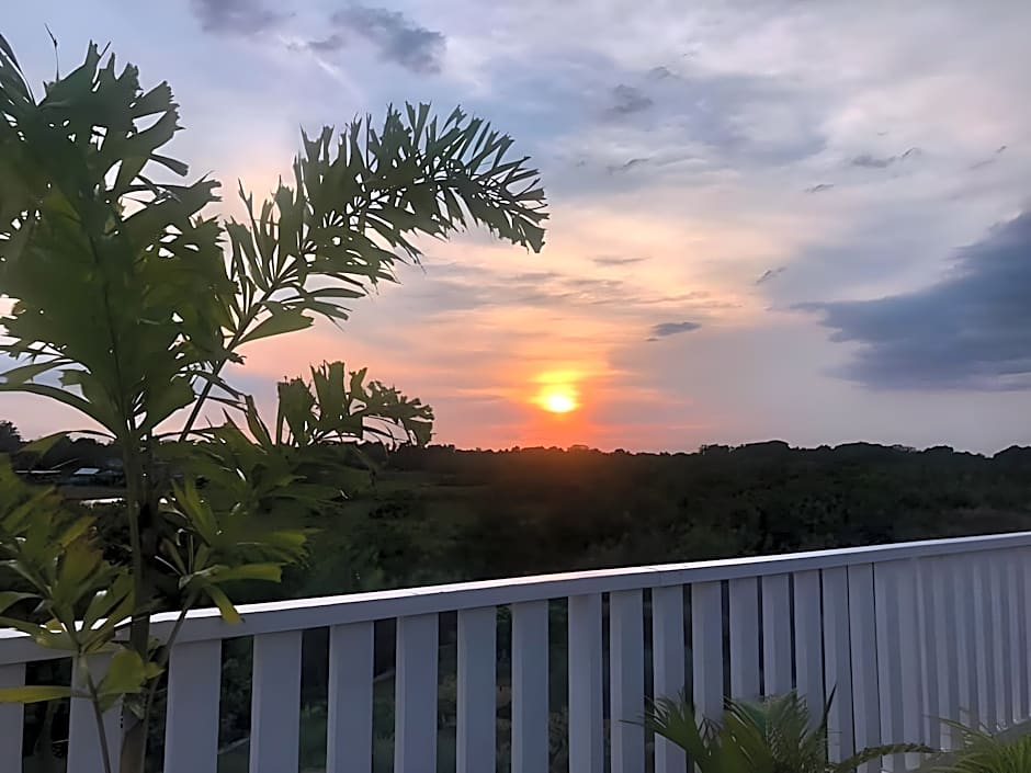 Jeanine's Travellers Inn by RedDoorz