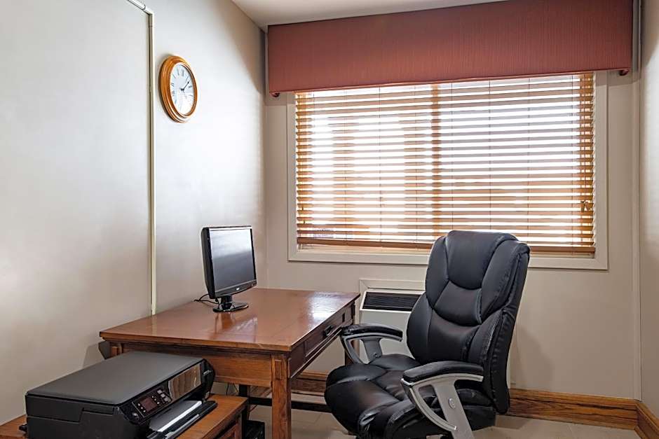 Travelodge Suites by Wyndham Regina - Eastgate Bay