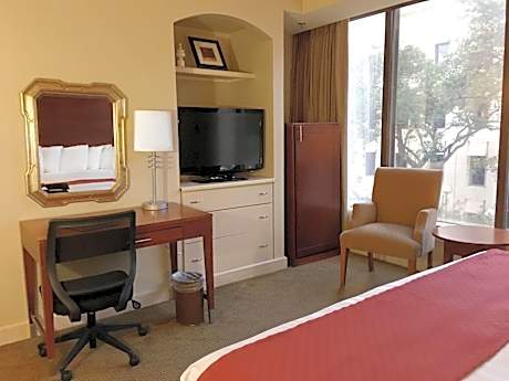 Queen Room with City View