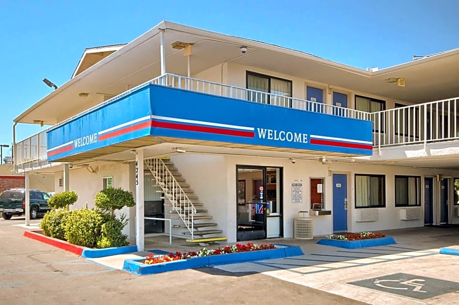 Motel 6-Fresno, CA - Blackstone North