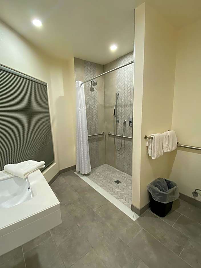 Seaport Village Inn, Avalon