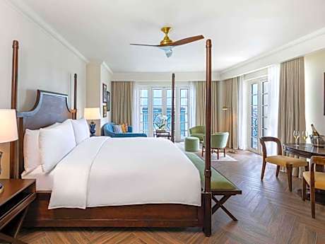 JUNIOR SUITE 1 KING OCEAN FRONT, WITH BALCONY