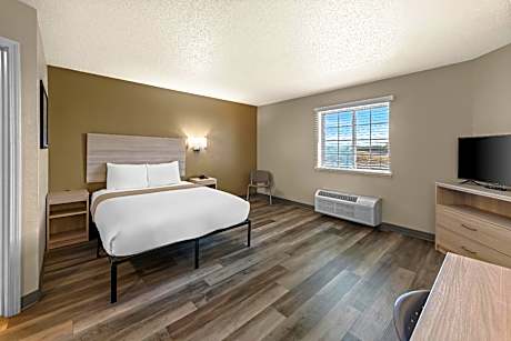 Efficiency Queen Room - Accessible/Non-Smoking