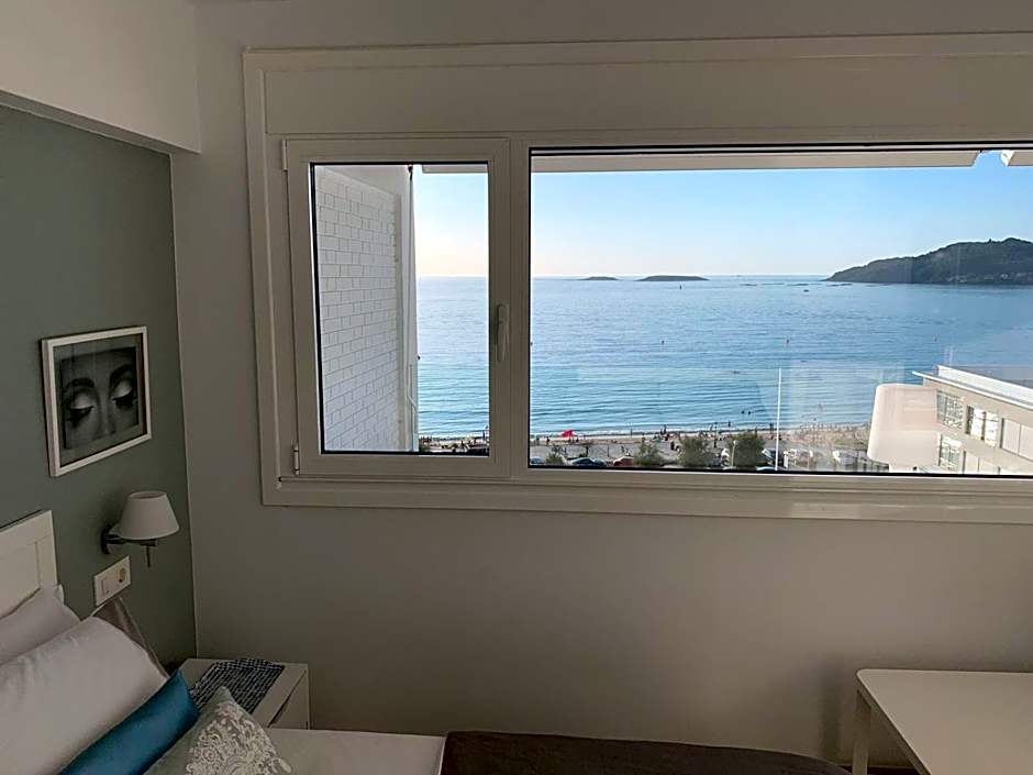 Mirando al Mar. Playa America