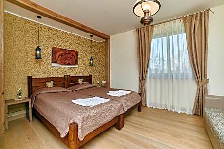 Basic Triple Room with Shared Bathroom