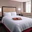 Hampton Inn By Hilton And Suites Milwaukee Downtown