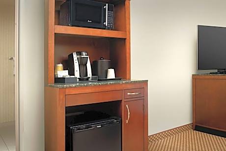 1 King Premium W/In-Room Drinks-Snacks