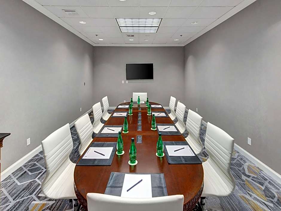 DoubleTree By Hilton Wichita Airport