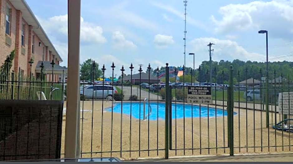 COLLINS INN & SUITES