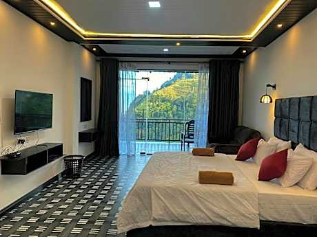 Superior double room with balcony and mountain view
