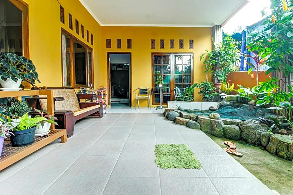 OYO HOMES 91242 Desa Wisata Cibuntu Kuningan Syariah