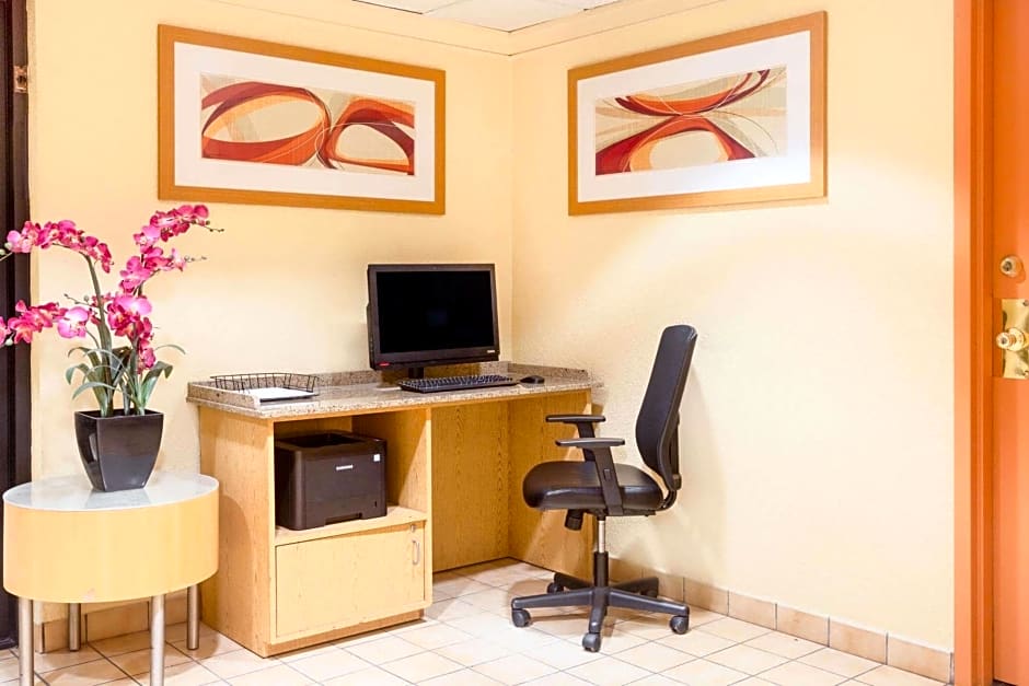 CLT Airport Inn & Suites