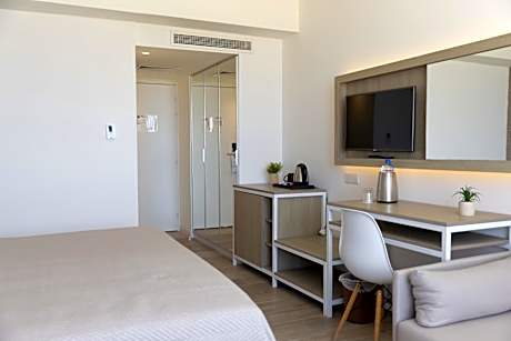 Standard Double or Twin Front Sea view