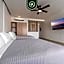 Amazing 2BR Condo with Terrace Overlooking the Marina