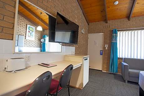 Deluxe Queen Suite - Non-Smoking