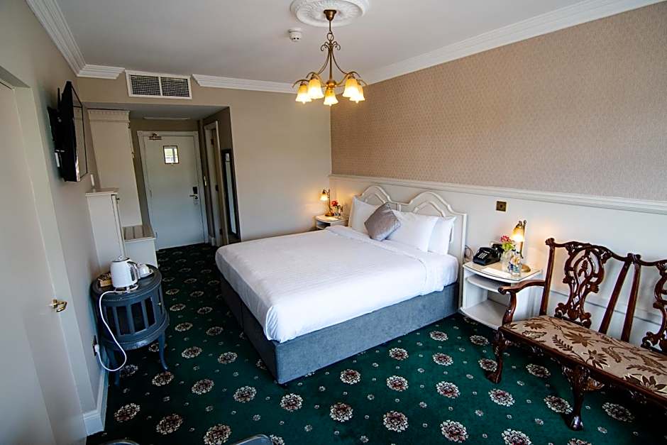 Lakeside Manor Hotel