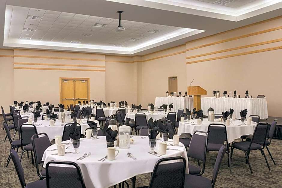 Country Inn & Suites by Radisson, Fergus Falls, MN