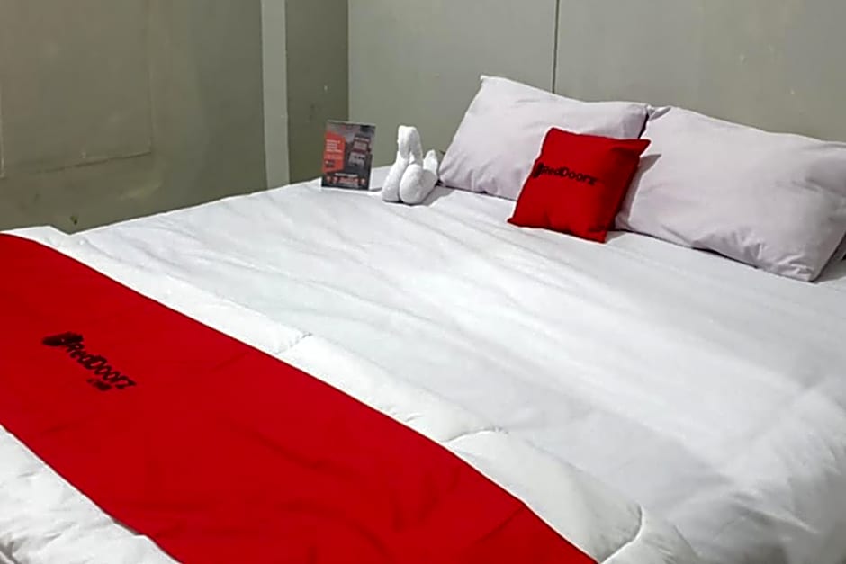 RedDoorz @ Hotel Yaki Mamuju
