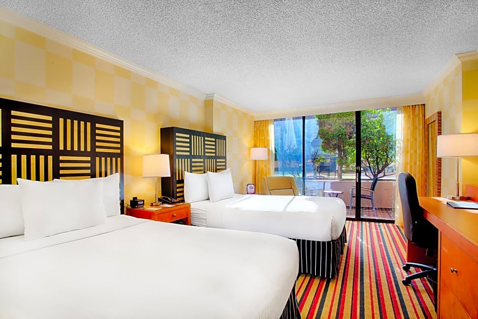 Pinnacle Hotel Harbourfront