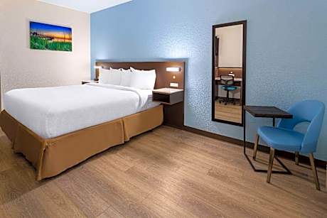 1 King Bed | Suite, Non-Smoking, Micfridge