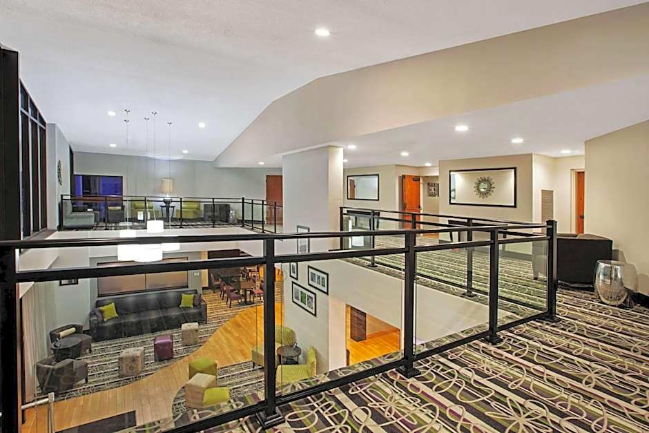 La Quinta Inn & Suites by Wyndham Detroit Metro Airport