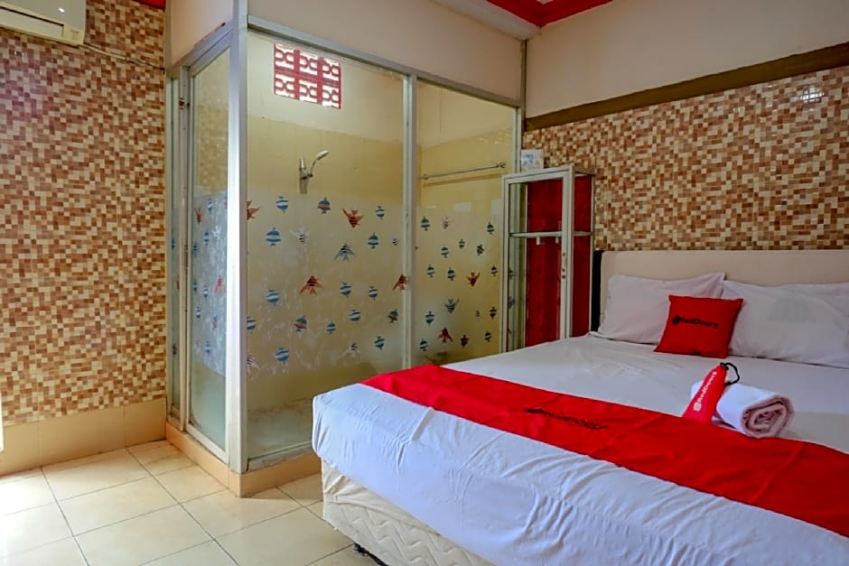 RedDoorz near Kendari Beach 2