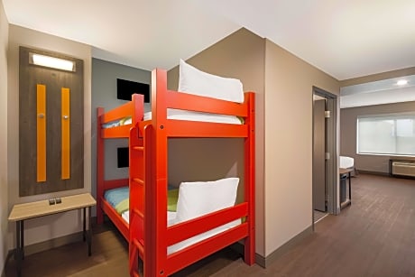 1 Kg 2 Twn Bunk Mobility Accessible With Tub