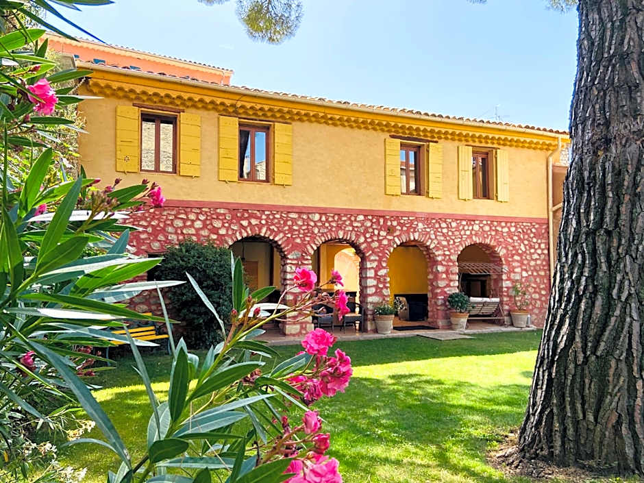 Les Arcades Le Lion D'or