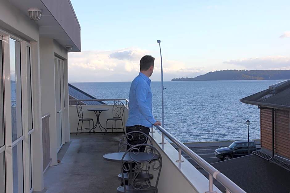 Baycourt Lakefront Motel