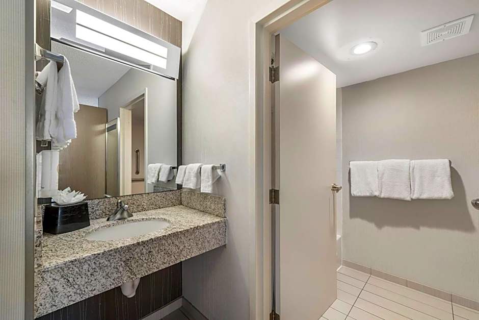 Comfort Inn & Suites Bethlehem Lehigh Valley Airport