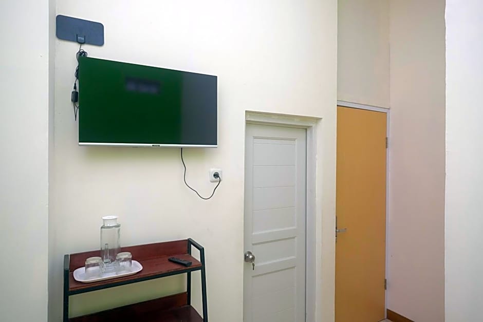 Urbanview Hotel AVA Semarang near Akademi Kepolisian Semarang by RedDoorz